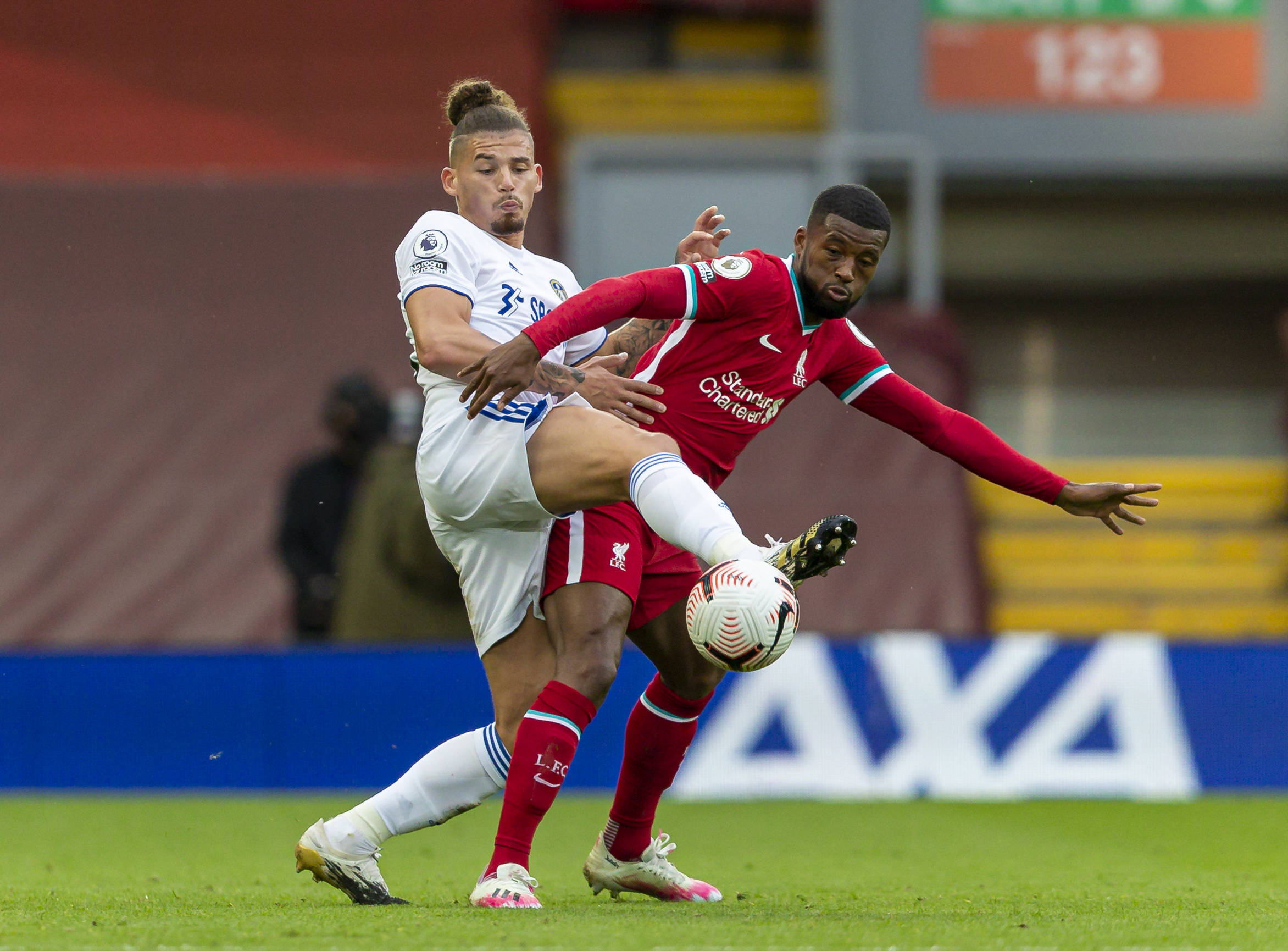 以后女生打球还是不要随便笑了.